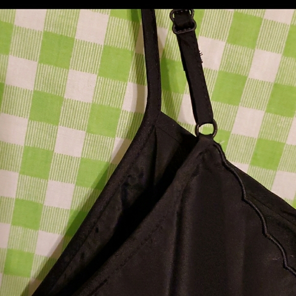 Satin like nightie with red rose stitched on - Picture 6 of 12